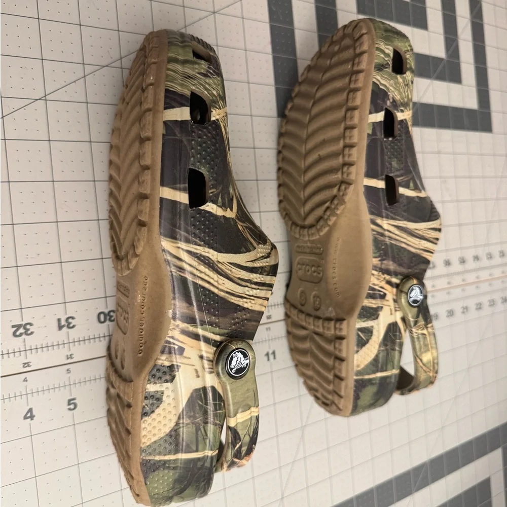 CROCS Men's Camouflage Clogs - Picture 2 of 5